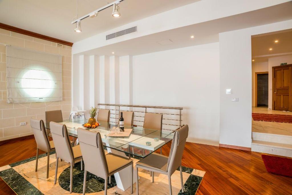 The Sea-bank Apartment *